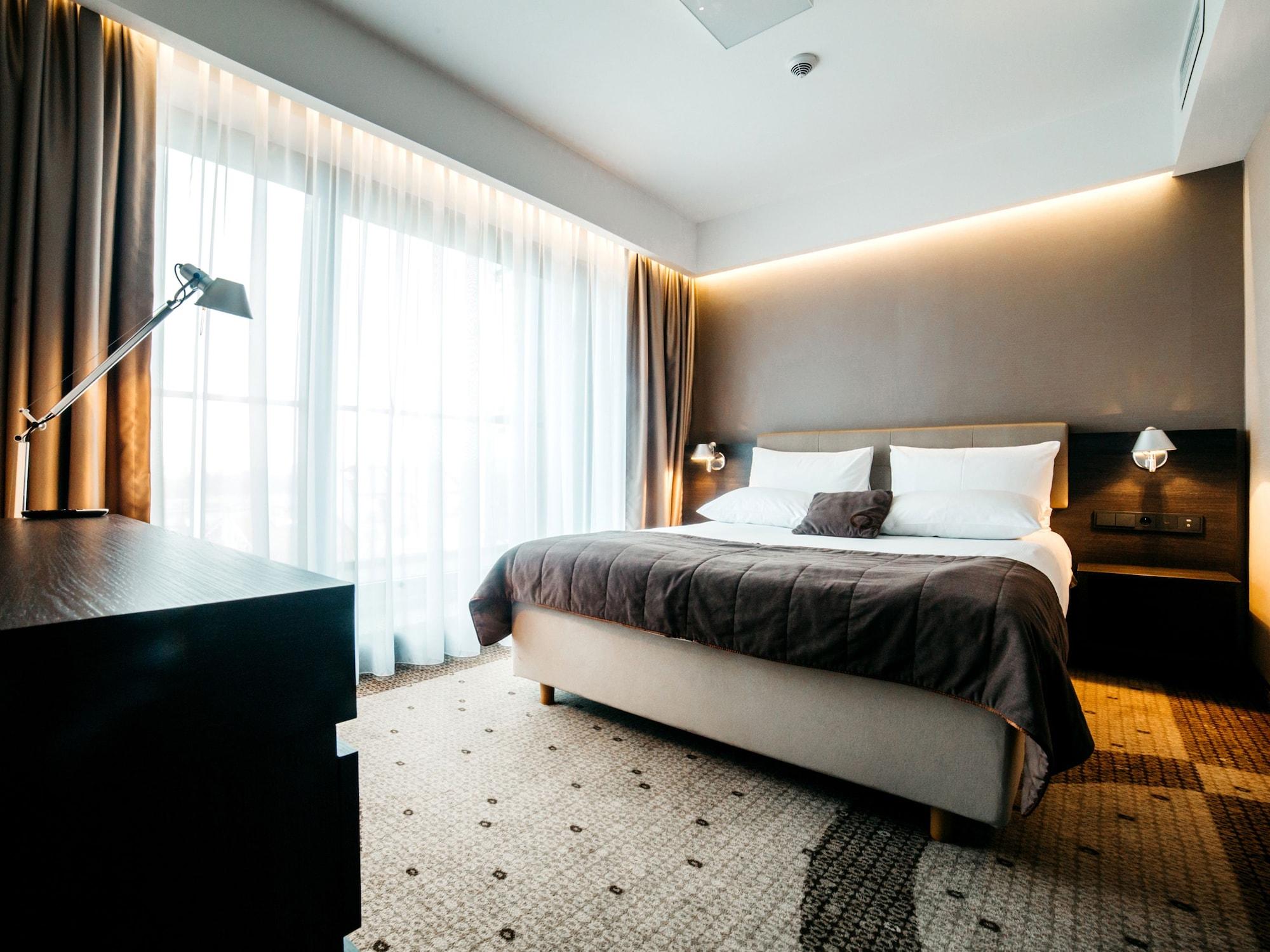 Q Hotel Plus Краков Экстерьер фото