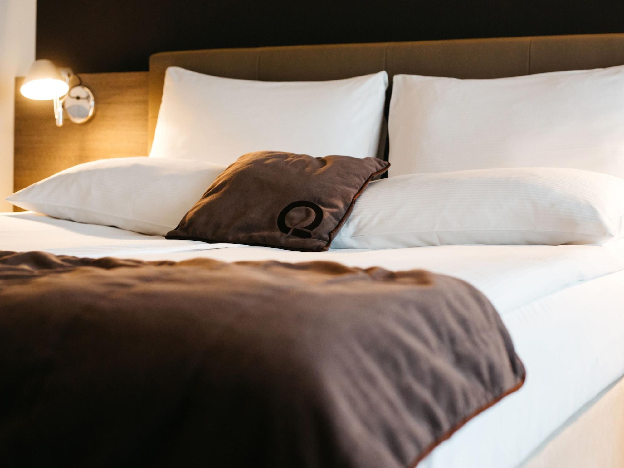 Q Hotel Plus Краков Экстерьер фото