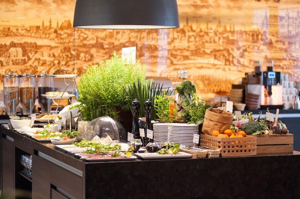 Q Hotel Plus Краков Экстерьер фото