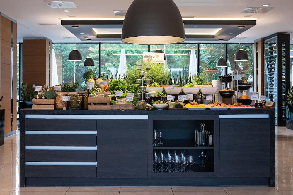 Q Hotel Plus Краков Экстерьер фото