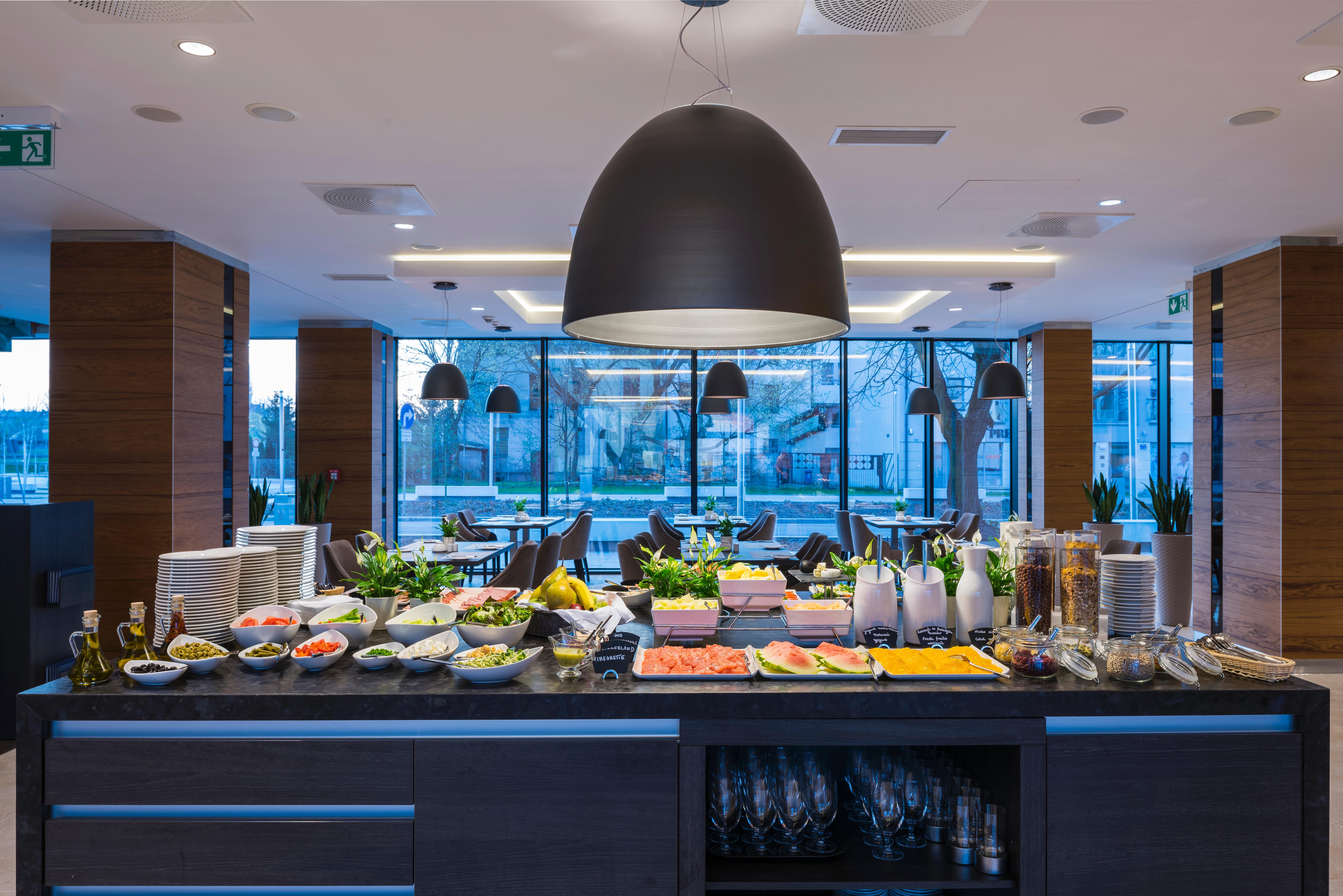 Q Hotel Plus Краков Экстерьер фото