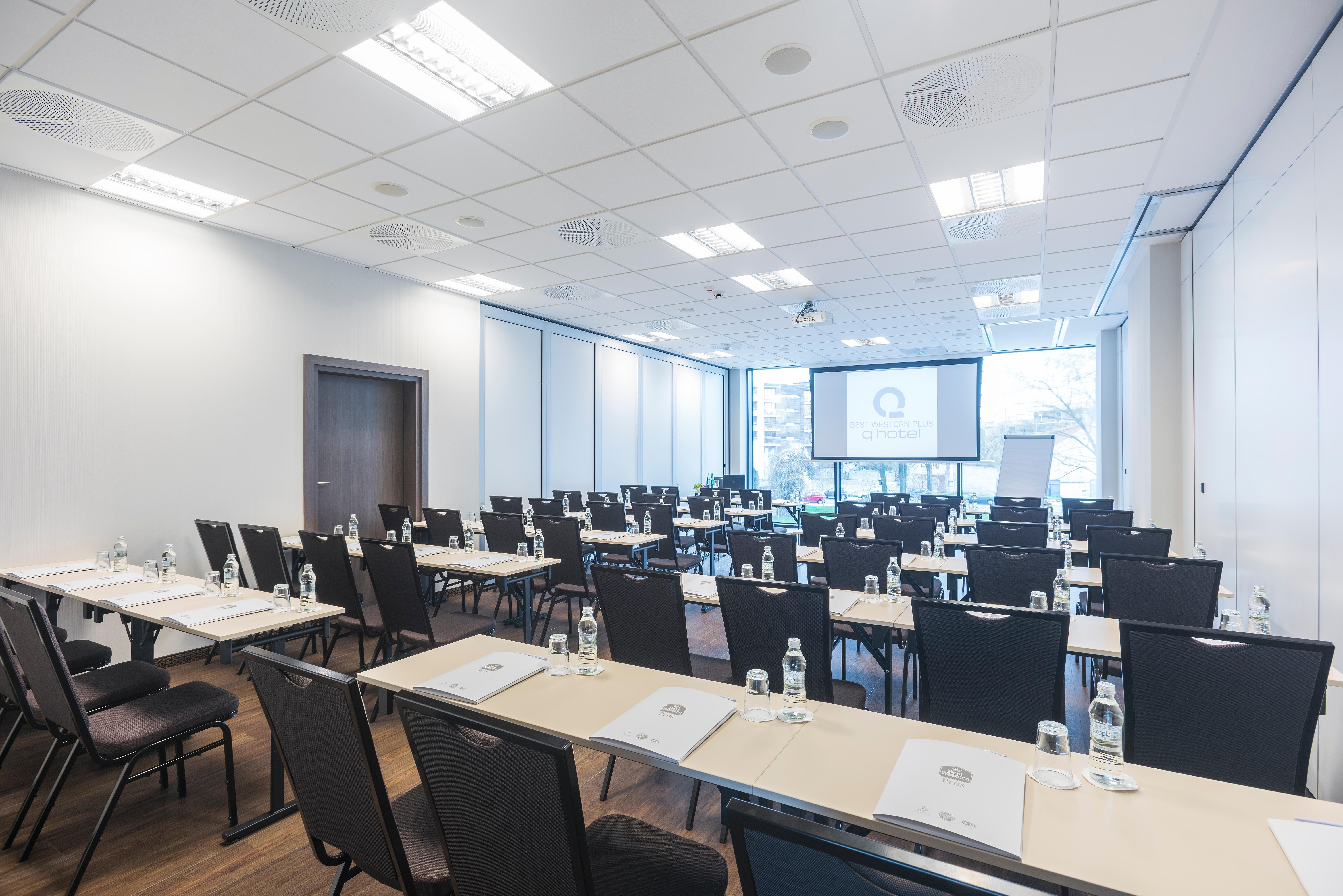 Q Hotel Plus Краков Экстерьер фото