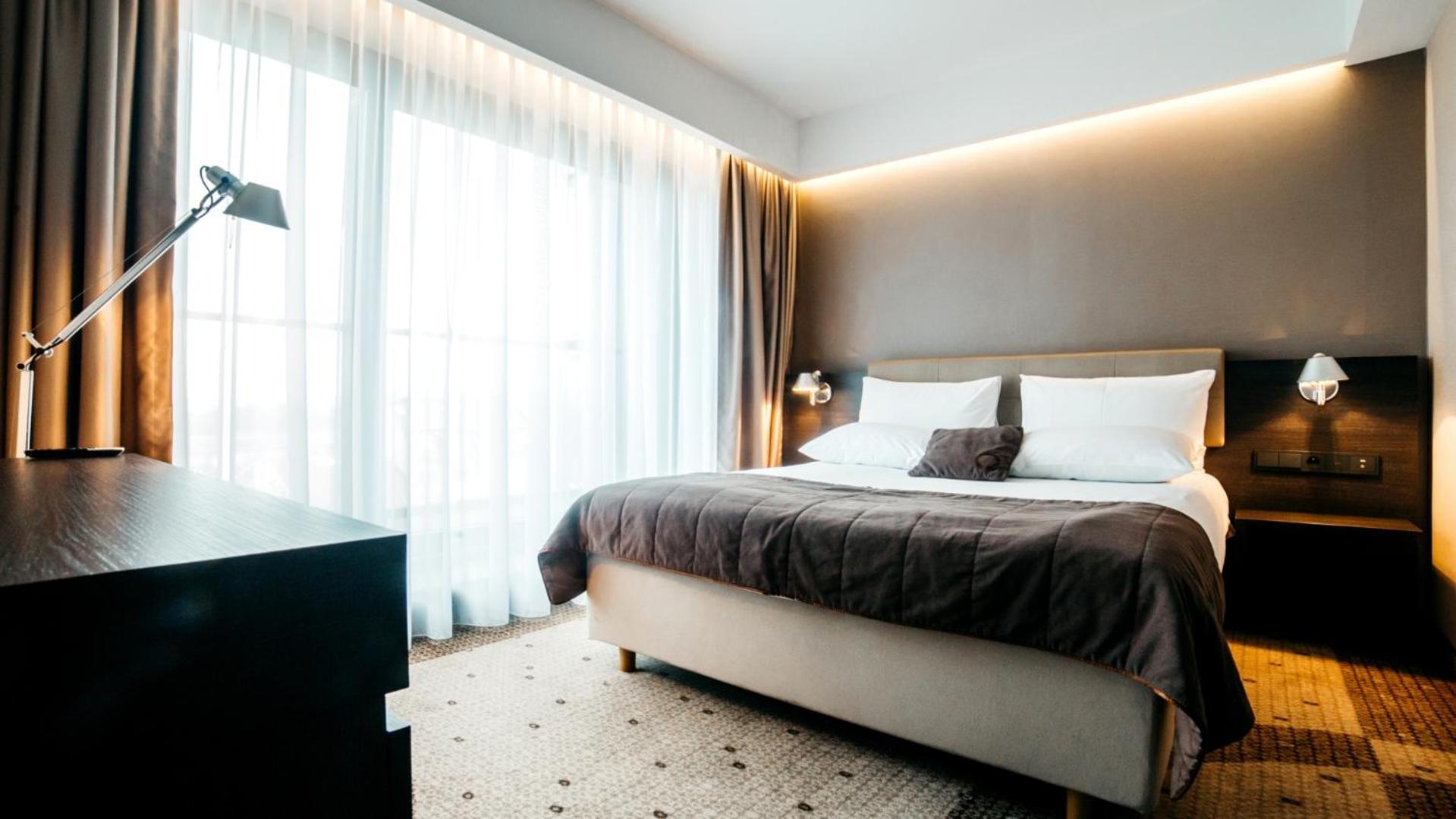Q Hotel Plus Краков Экстерьер фото