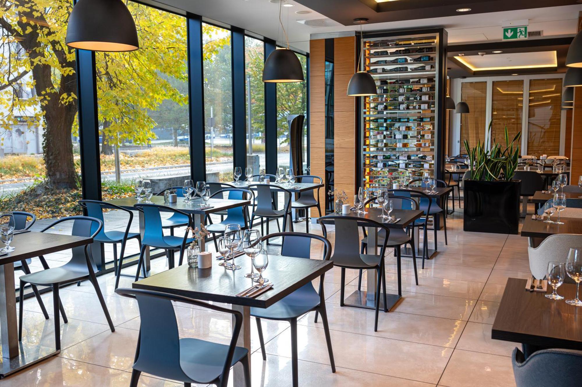 Q Hotel Plus Краков Экстерьер фото