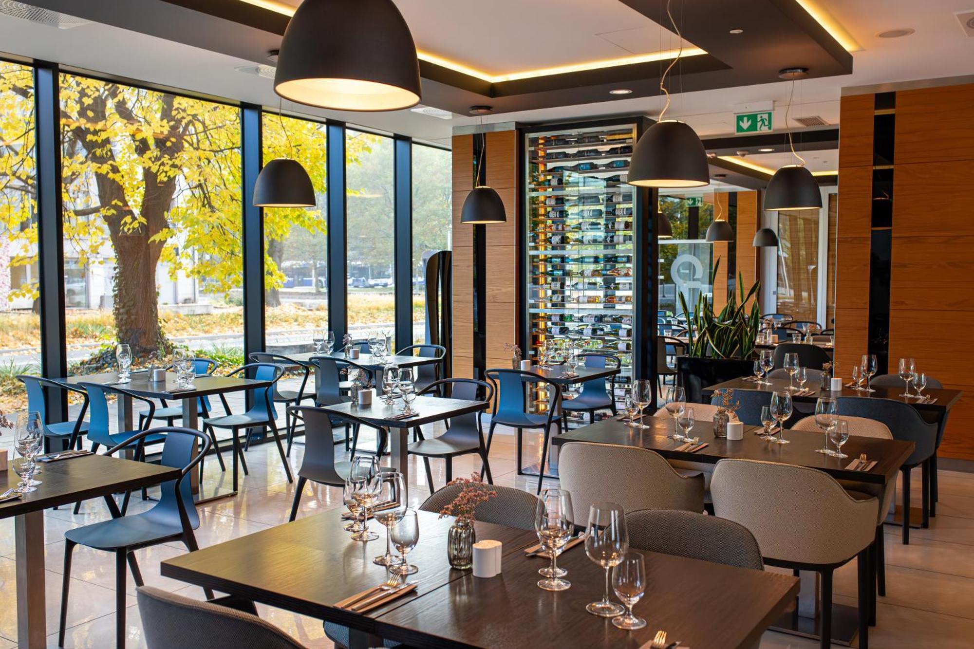 Q Hotel Plus Краков Экстерьер фото