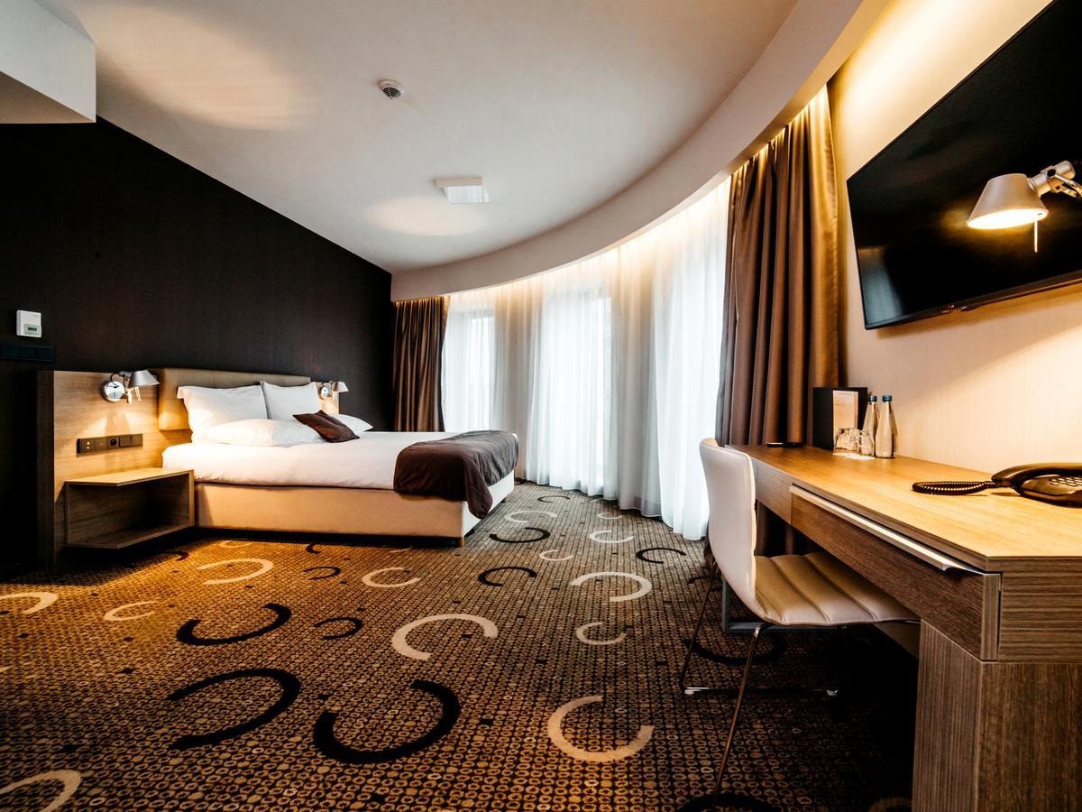 Q Hotel Plus Краков Экстерьер фото