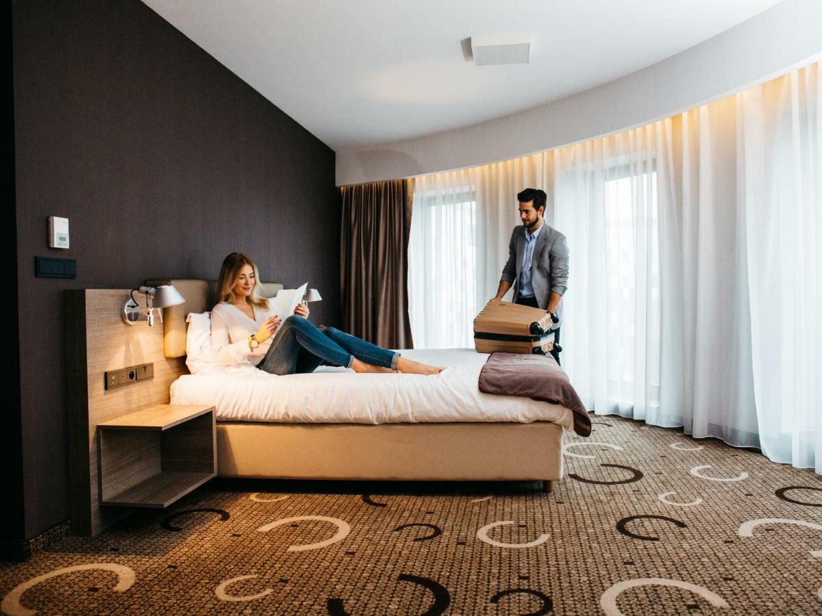 Q Hotel Plus Краков Экстерьер фото